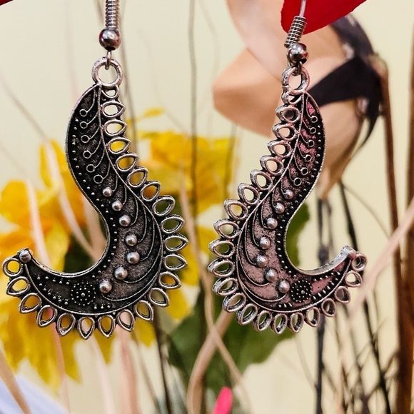 Unique Vintage  Style Silver Tone Woman's Statement Earrings - Picture 3 of 6